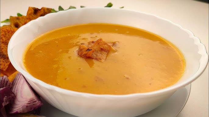 طريقة عمل شوربة العدس الأحمر مع الكزبرة والليمون المحمص