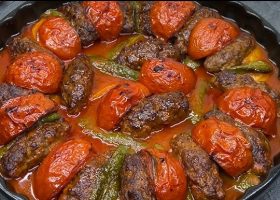 طريقة عمل كبسة كفتة محشية جبنة مدخنة بصوص الطماطم المحمرة