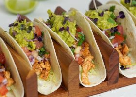 طريقة عمل تاكو السمك مع صوص المانجو الحار