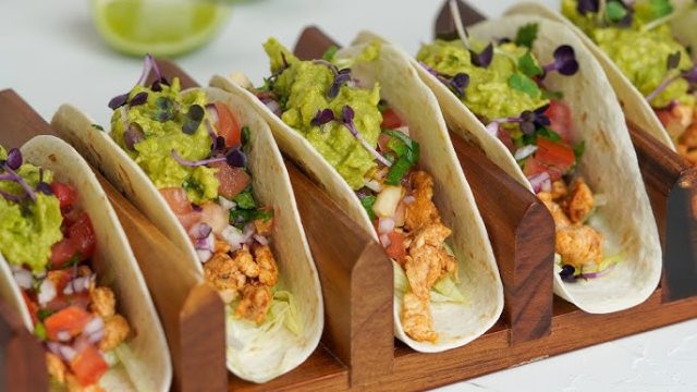 طريقة عمل تاكو السمك مع صوص المانجو الحار