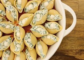 طريقة عمل مكرونة صدف بحشوة سبانخ وفراخ بصوص ابيض تقيل