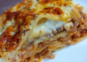 طريقة عمل لازانيا بالعيش البلدى وصوص الطماطم الحارة بالريحان