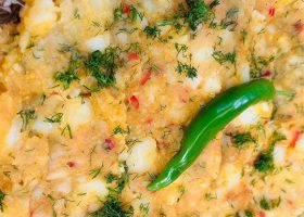 طريقة عمل بطاطس مهروسة بالثوم والزبادي مع أعشاب طازجة