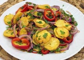 طريقة عمل سلطة البطاطس الحلوة المشوية مع صوص العسل والخردل