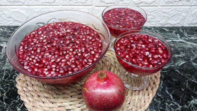 طريقة عمل جيلي الرمان مع قطع الكمثرى بالعسل