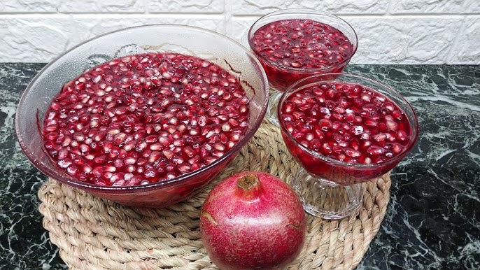 طريقة عمل جيلي الرمان مع قطع الكمثرى بالعسل