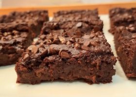 طريقة عمل براونيز بسبوسة بطبقة فستق مقرمشة