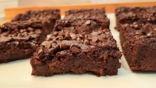 طريقة عمل براونيز بسبوسة بطبقة فستق مقرمشة