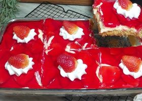 طريقة عمل كنافة برافلوفا بكريمة خفيفة وفراولة