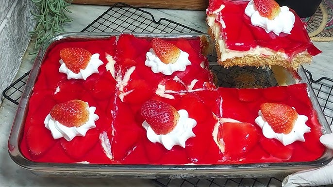 طريقة عمل كنافة برافلوفا بكريمة خفيفة وفراولة