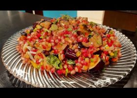 طريقة عمل سلطة الرمان والجوز مع جبن الفيتا وعسل المانوكا