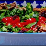 طريقة عمل سلطة السبانخ الدافئة مع الكمثرى المشوية والجوز