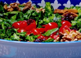 طريقة عمل سلطة السبانخ الدافئة مع الكمثرى المشوية والجوز