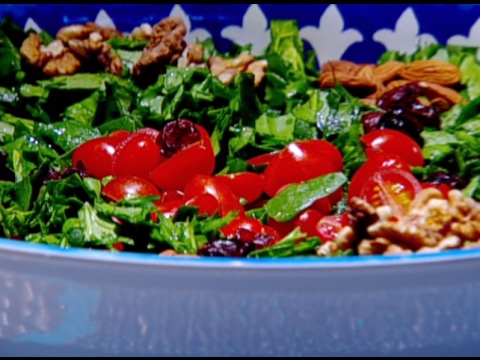 طريقة عمل سلطة السبانخ الدافئة مع الكمثرى المشوية والجوز