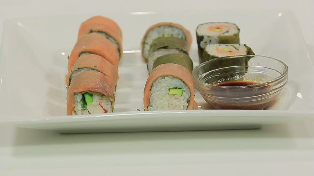 طريقة عمل سوشى عربى بورق عنب محشى رز معمر و لحمة مدخنة