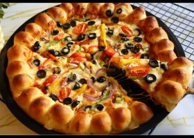 طريقة عمل بيتزا الخريف بالتفاح والكاجو والجبنة الزرقاء