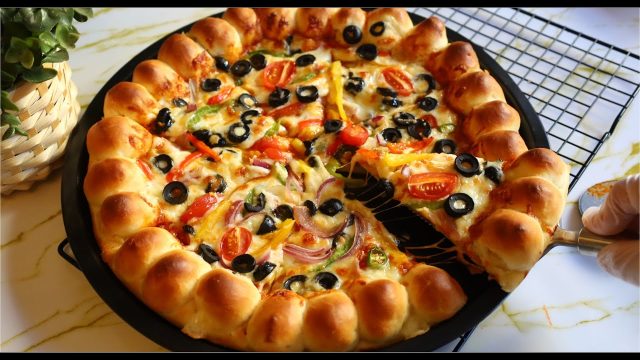 طريقة عمل بيتزا الخريف بالتفاح والكاجو والجبنة الزرقاء