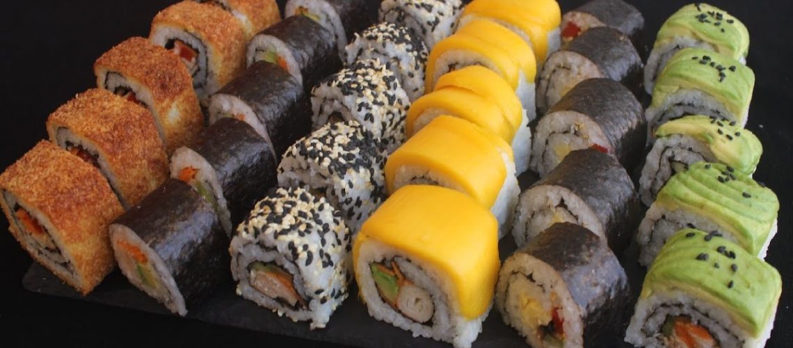 طريقة عمل سوشى الفواكه بصوص الشوكولاته الداكنة