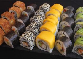 طريقة عمل سوشى الفواكه بصوص الشوكولاته الداكنة