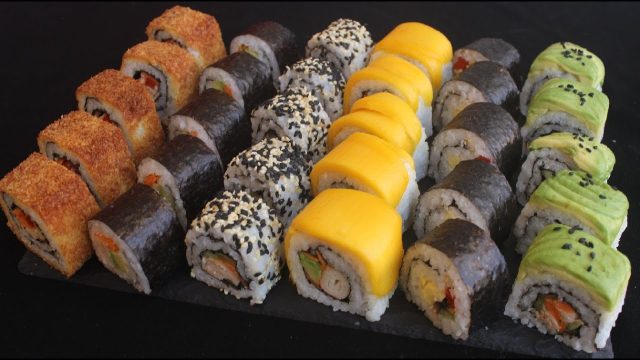 طريقة عمل سوشى الفواكه بصوص الشوكولاته الداكنة