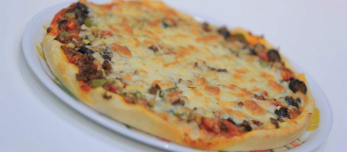 طريقة عمل بيتزا حمص باللحمة المقرمشة