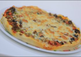 طريقة عمل بيتزا حمص باللحمة المقرمشة