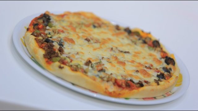 طريقة عمل بيتزا حمص باللحمة المقرمشة