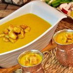 طريقة عمل شوربة العدس الأحمر بالكريمة وجوزة الطيب