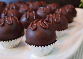 طريقة عمل كرات البسكويت بالشوكولاتة