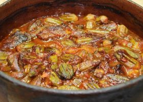 طريقة عمل طاجن بامية بالكريمة واللحم المدخن