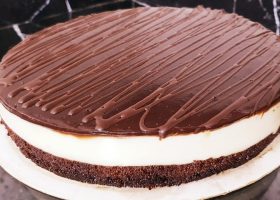 طريقة عمل كيك طبقات الشوكولاتة بالكريمة