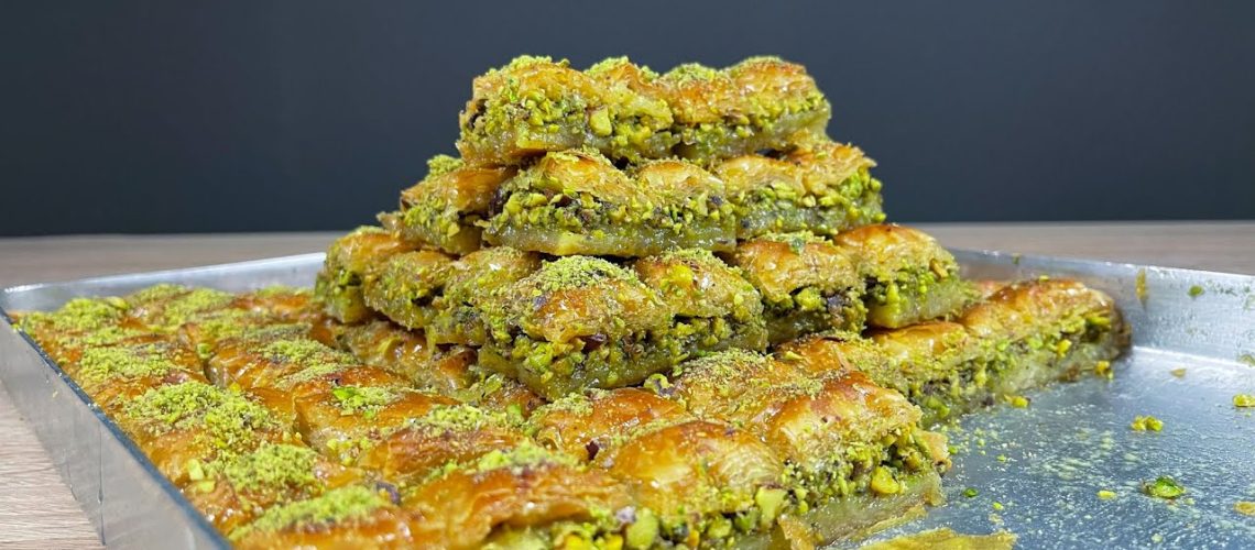 طريقة عمل بقلاوة براونى بطبقات فستق ونوتيلا