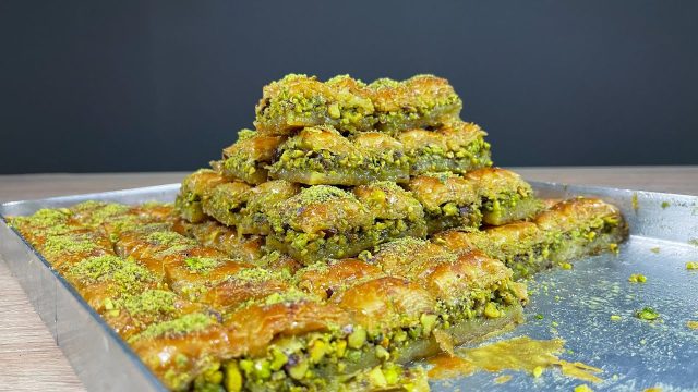 طريقة عمل بقلاوة براونى بطبقات فستق ونوتيلا