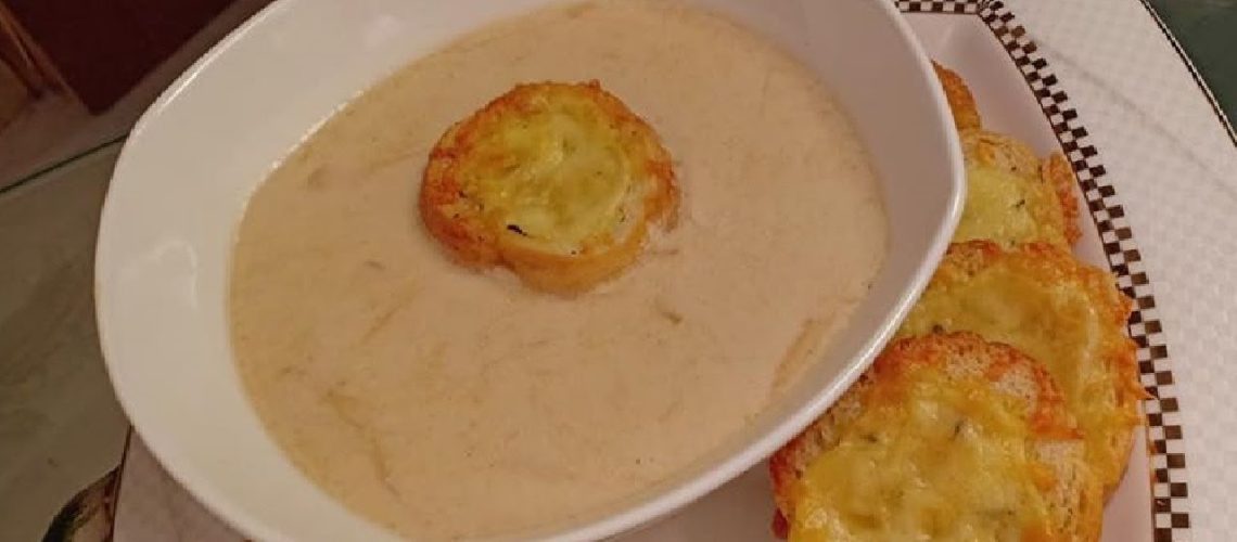 طريقة عمل شوربة البصل البيضاء بالكريمة