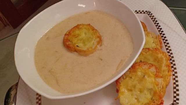 صور طريقة عمل شوربة بصل بالقهوة