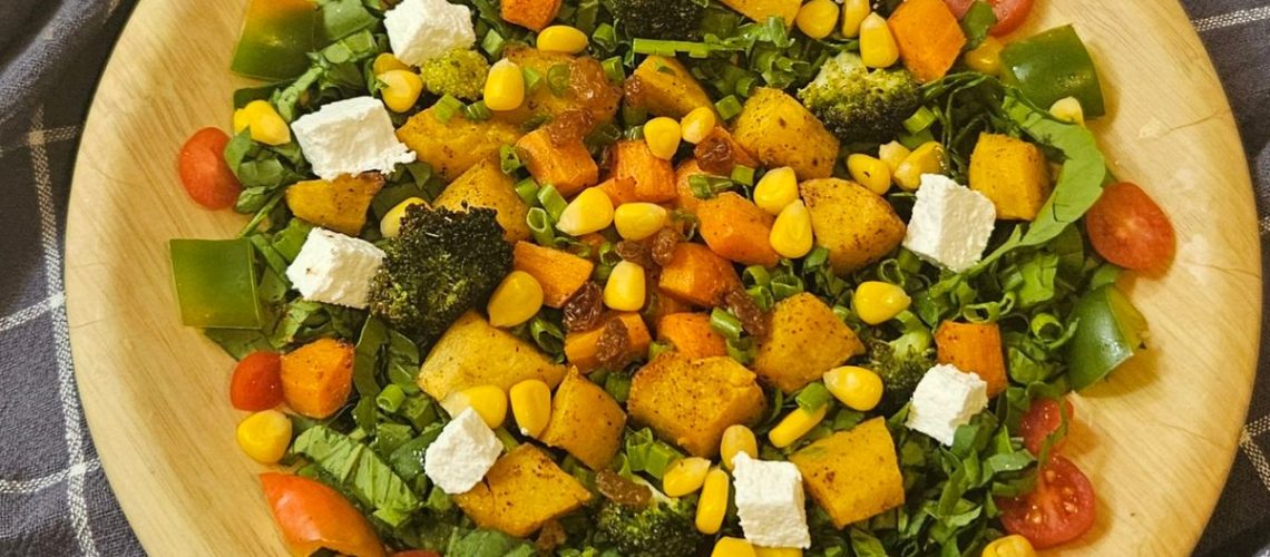 طريقة عمل سلطة دافئة من الكينوا والبطاطا الحلوة بصوص الليمون