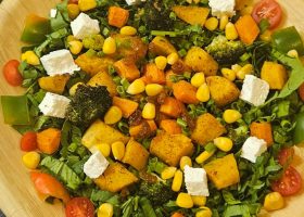 طريقة عمل سلطة دافئة من الكينوا والبطاطا الحلوة بصوص الليمون