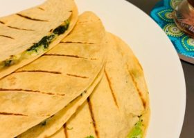 طريقة عمل تورتيا السبانخ المحشية جبنة فيتا وزيتون اسود