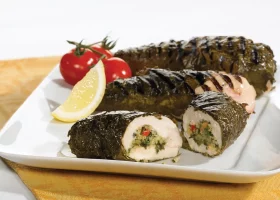 طريقة عمل رول ورق عنب محشى دجاج بالكريمة والليمون