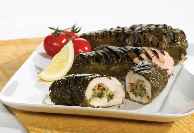 طريقة عمل رول ورق عنب محشى دجاج بالكريمة والليمون