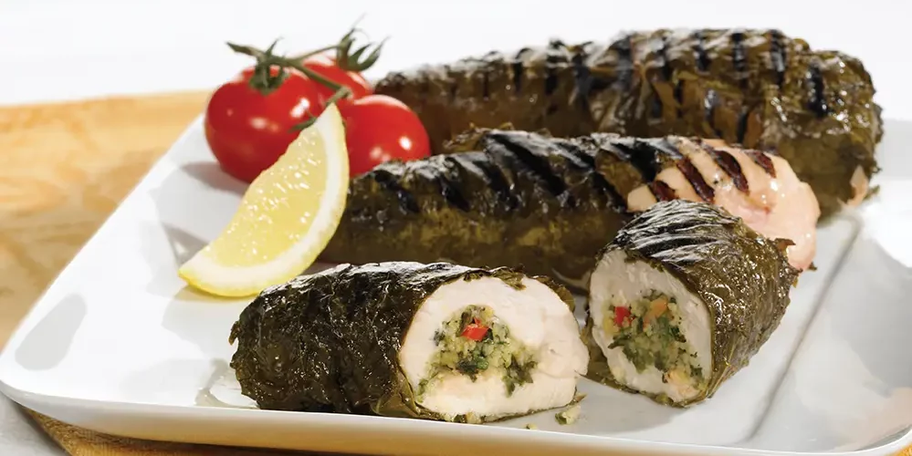 طريقة عمل رول ورق عنب محشى دجاج بالكريمة والليمون