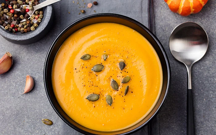 طريقة عمل شوربة القرع بالبرتقال والعسل المحمر