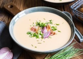 طريقة عمل شوربة الجبنة بالفلفل الأسود والزعتر