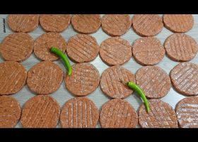 طريقة عمل برجر العدس والكينوا مع سلطة زبادى بالنعناع