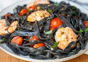 طريقة عمل مكرونة سوداء بالحبار وصوص الليمون الكريمى