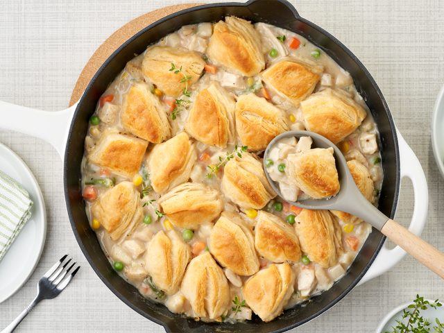 طريقة عمل الدجاج بالبسكويت المالح