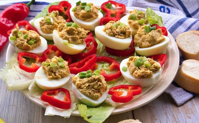 صور طريقة عمل البيض المحشو بالمايونيز