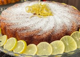 طريقة عمل كيكة ليمون بالزبادى وصوص الفراولة