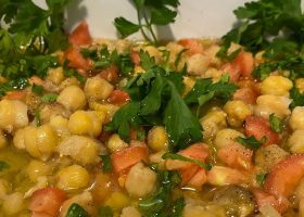 طريقة عمل سلطة حمص بالليمون والبقدونس وزيت الزيتون