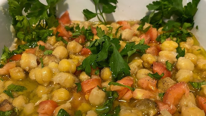 طريقة عمل سلطة حمص بالليمون والبقدونس وزيت الزيتون